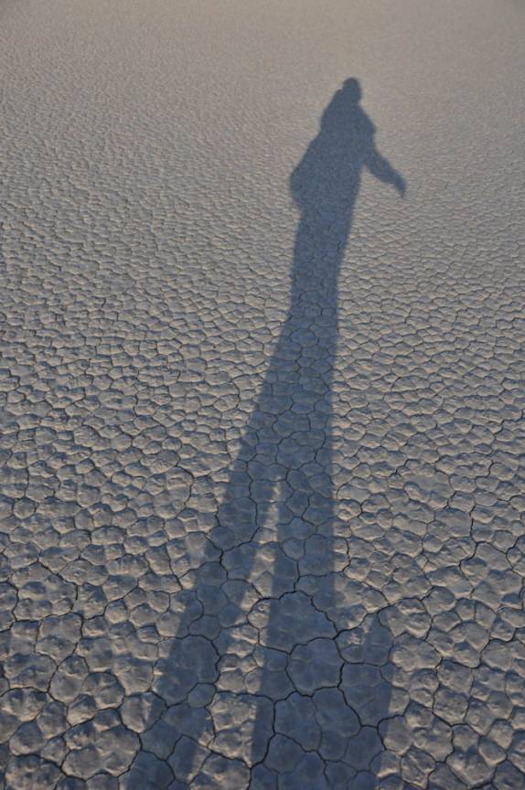 Caminhando no leito seco do lago da Race Track, no Death Valley National Park, na Califórnia - EUA
